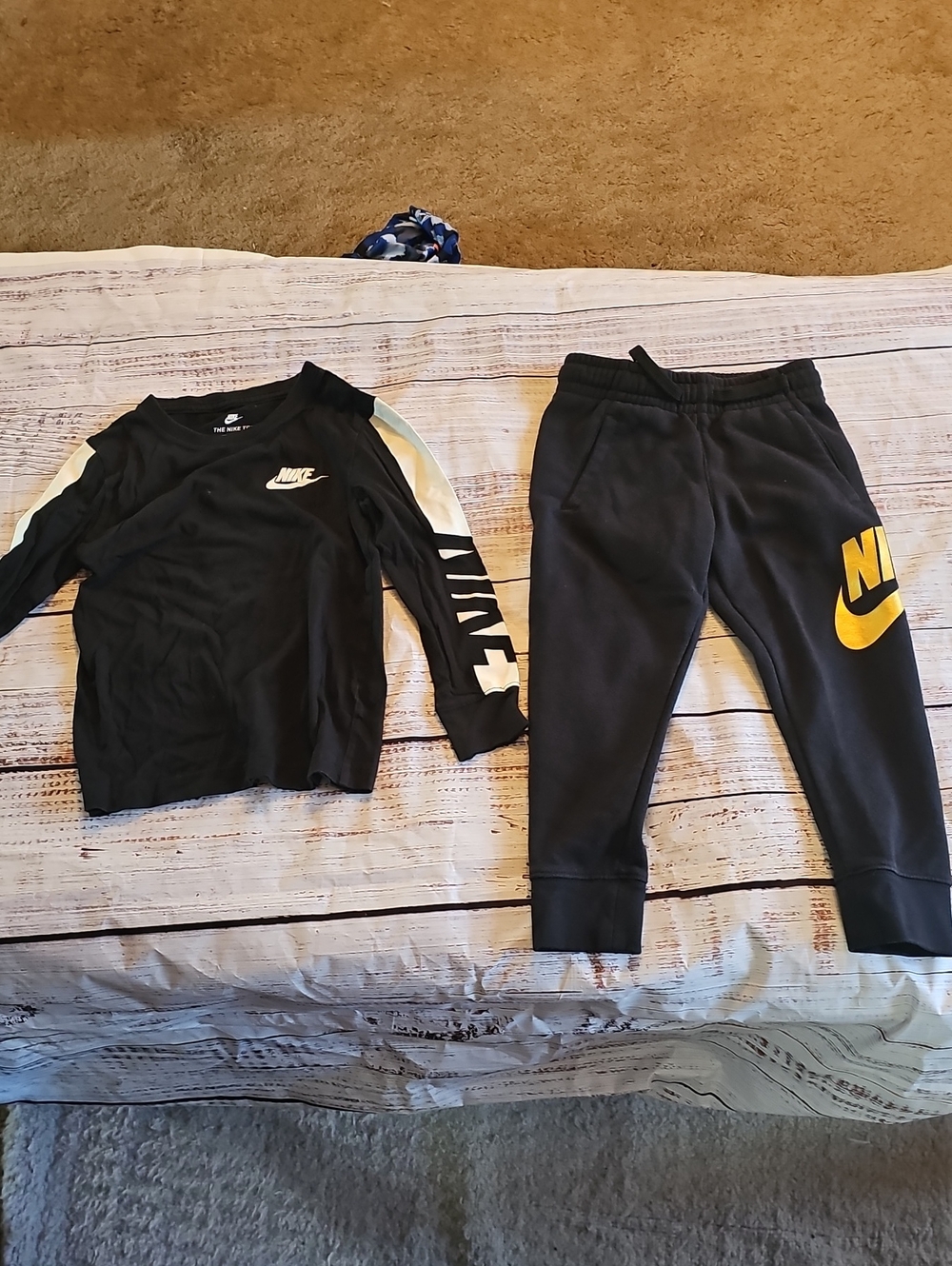 NIKE BOYS SIZE 4 LONG SLEEVE COTTON TEE AND JOGGERS EUC